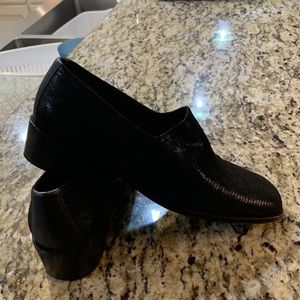 Donald J Pliner size7M black non skip shoes with 1.5” heel& soft flexible fabric